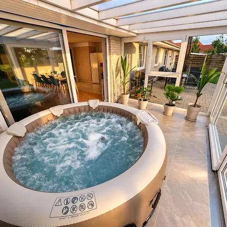 Garden & Jacuzzi Oasis *