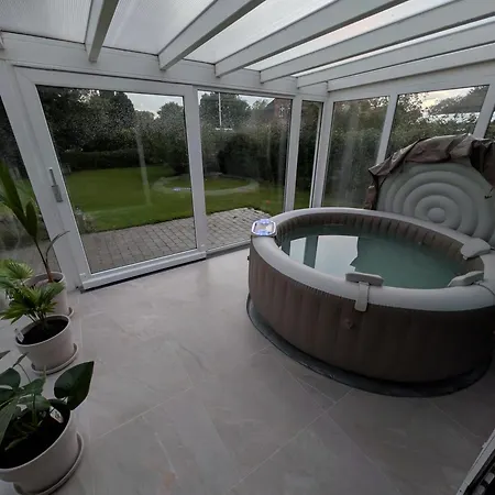 Feriehus Garden & Jacuzzi Oasis Ravsted