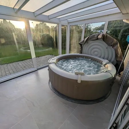 Garden & Jacuzzi Oasis Feriehus *
