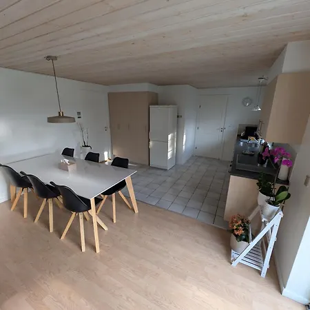 Garden & Jacuzzi Oasis Feriehus *
